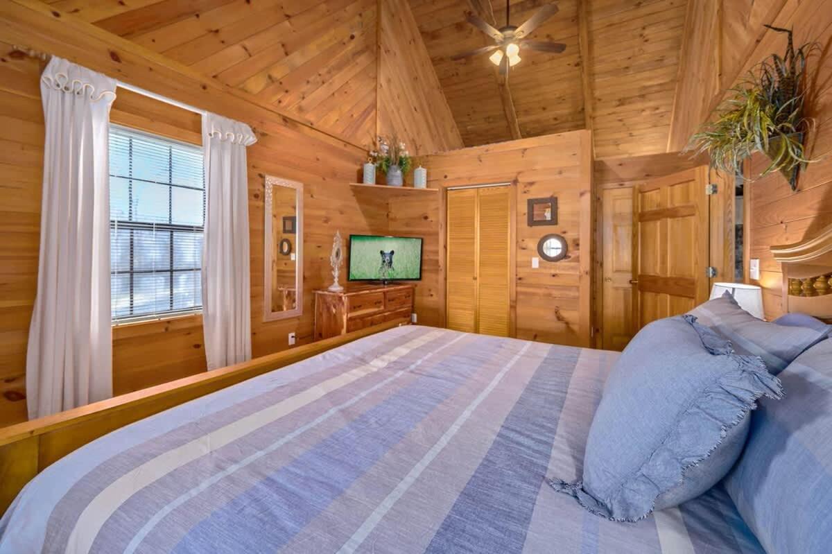 Beautiful View! Log Cabin,Fireplace,Hot Tub,Arcade,Pool,Fishing Sevierville Exterior foto